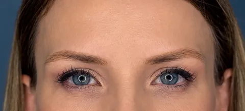 Cejas suaves en tono natural · antes