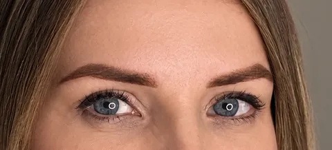 Cejas suaves en tono natural · después