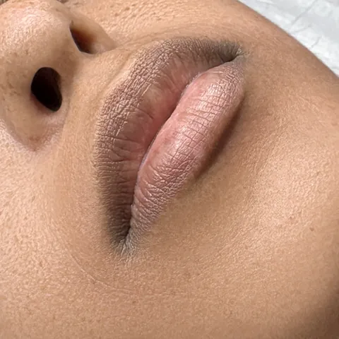 Labios en tono intenso · antes