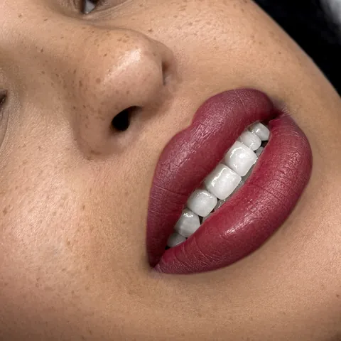 Labios en tono intenso · recién hecho